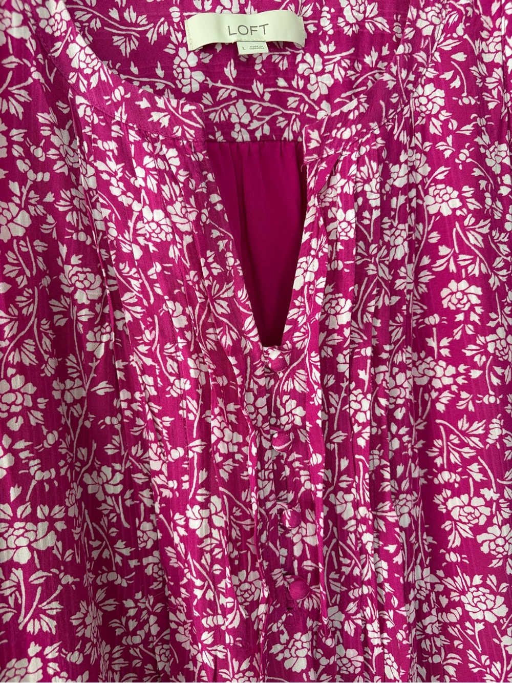LOFT Fuchsia Floral Sleeveless Pleated Camisole. Fuchsia/white. Large - Picture 2 of 10